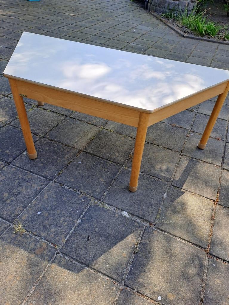 Driehoekige houten tafel met wit blad, Gebruikt, Overige materialen, 100 tot 150 cm, Tot twee personen