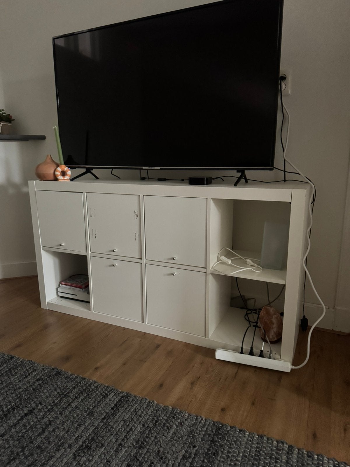 Gratis af te halen: Wit tv-meubel met beschadigingen, Huis en Inrichting, Ophalen, Gebruikt, 100 tot 150 cm, Minder dan 100 cm