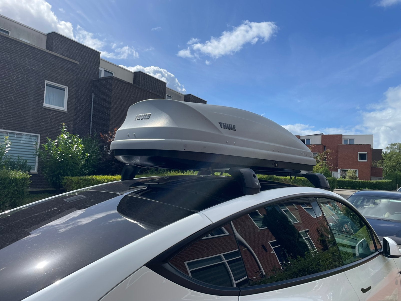 Dakdrager en dakkoffer Tesla model Y inclusief montage, Ophalen, Zo goed als nieuw