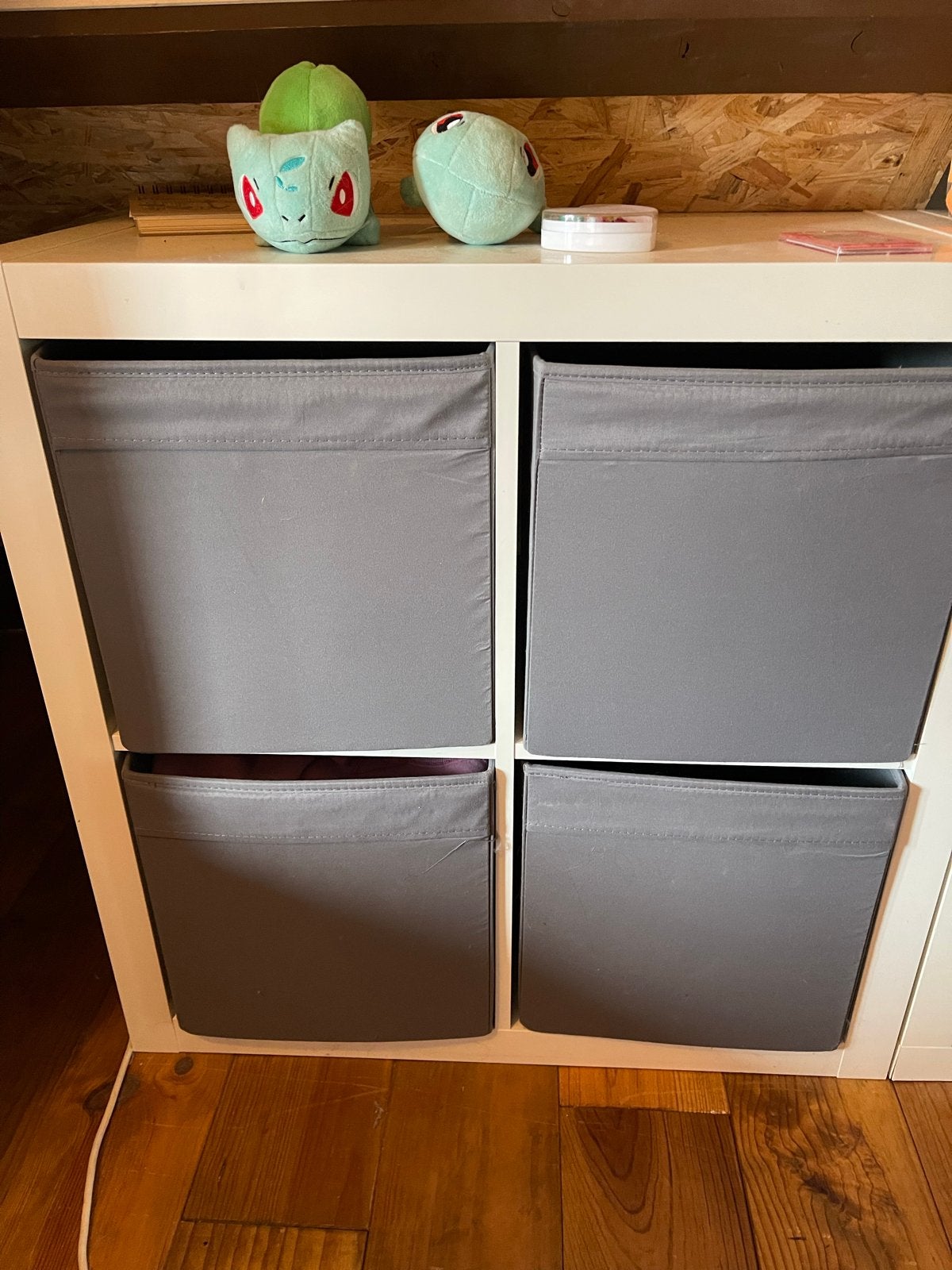 5 witte en 1 roze Ikea Kallax kast met 4 vakken