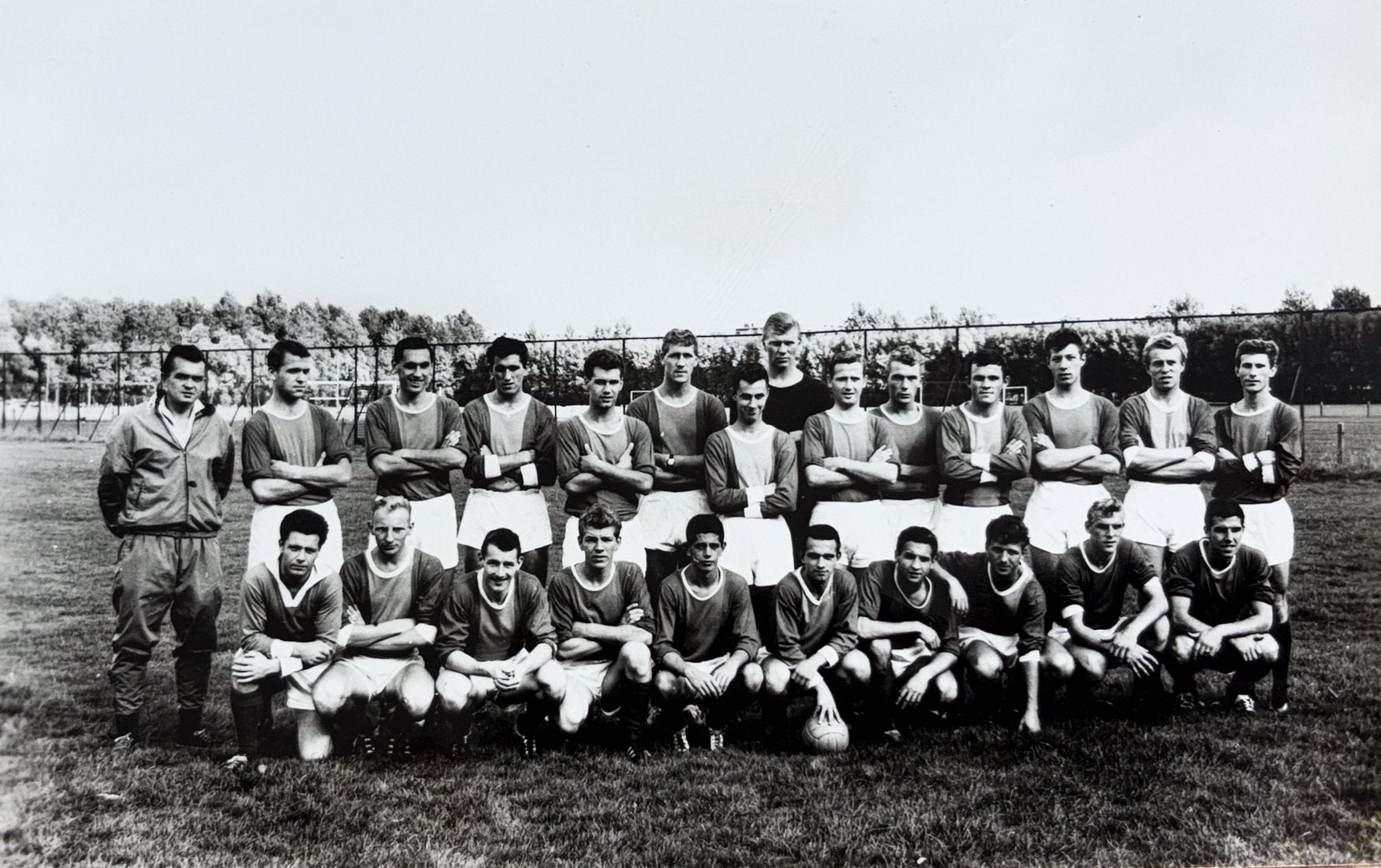 Elftalkaart ADO Den Haag  -  seizoen 1963/1964, Verzamelen, Verzenden, Zo goed als nieuw, Feyenoord, Spelerskaart