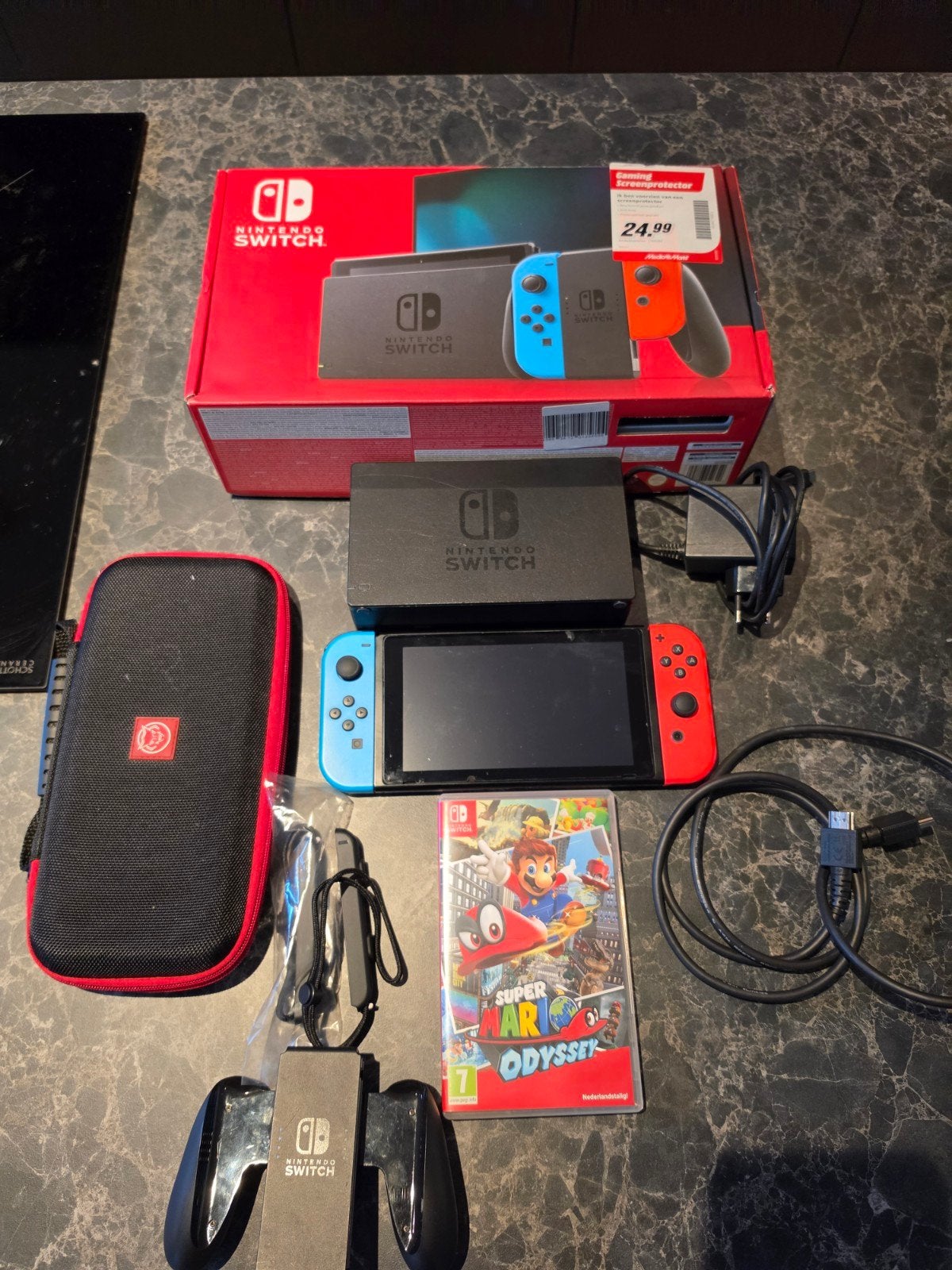 Nintendo Switch met Super Mario Odyssey en accessoires, Spelcomputers en Games, Spelcomputers | Nintendo Switch, Met games, Met 2 controllers
