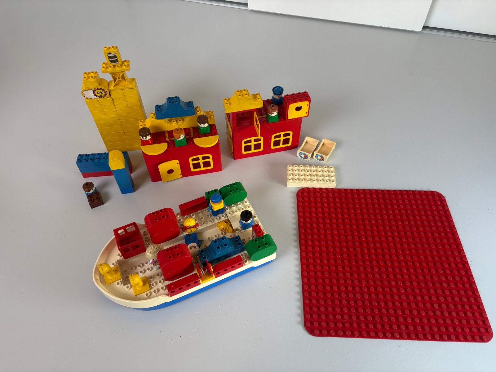 Vintage Duplo set met boot, huizen en grondplaat, Inclusief minifiguren, Gebruikt, Ophalen of Verzenden, Duplo