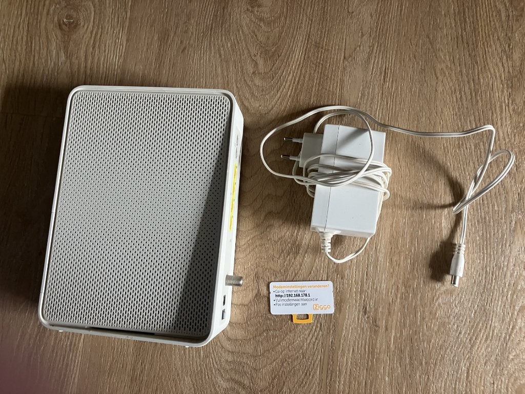ziggo connectbox router met wifi modem CH7465LG-ZG, Ophalen of Verzenden, Gebruikt, Router met modem, Ziggo