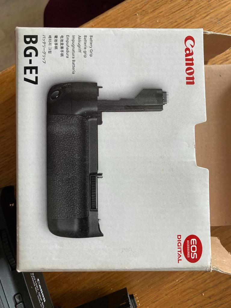 Canon BG-E7 Batterijgrip met 2 accu's, Ophalen of Verzenden, Gebruikt