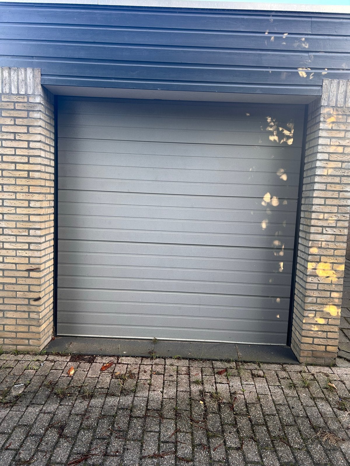Elektrische garagedeur met afstandsbediening, Doe-het-zelf en Verbouw, Deuren en Horren, Ophalen, Kunststof, Garagedeur, Zo goed als nieuw