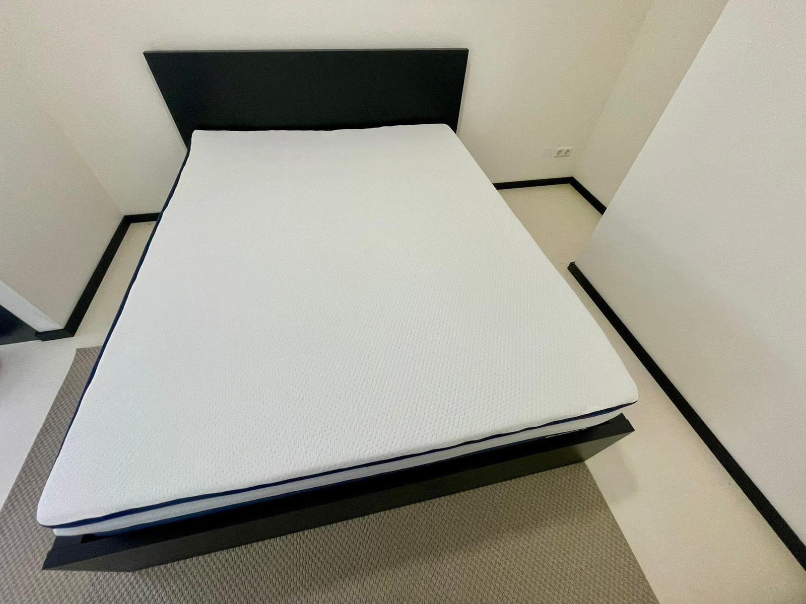 IKEA MALM bed met opberglades + Matt Sleeps matras + topper, Ophalen, Zo goed als nieuw, Tweepersoons