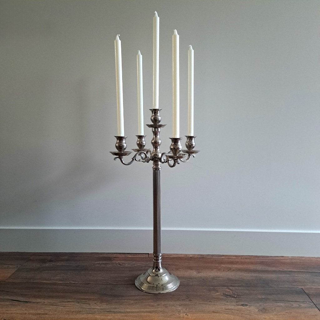 Twee klassieke, grote kandelaars voor 5 (hotel)kaarsen, Huis en Inrichting, Woonaccessoires | Kandelaars en Kaarsen, Ophalen, 68 cm