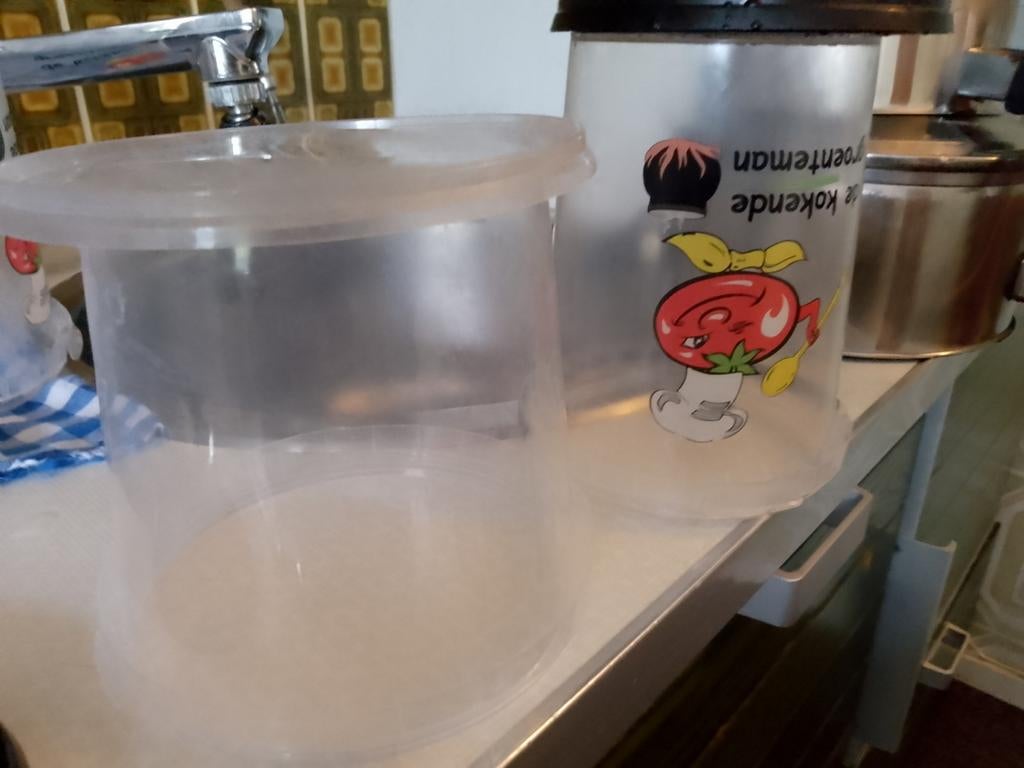Gratis plastic emmertjes/bekers met deksel., Ophalen of Verzenden, Gebruikt