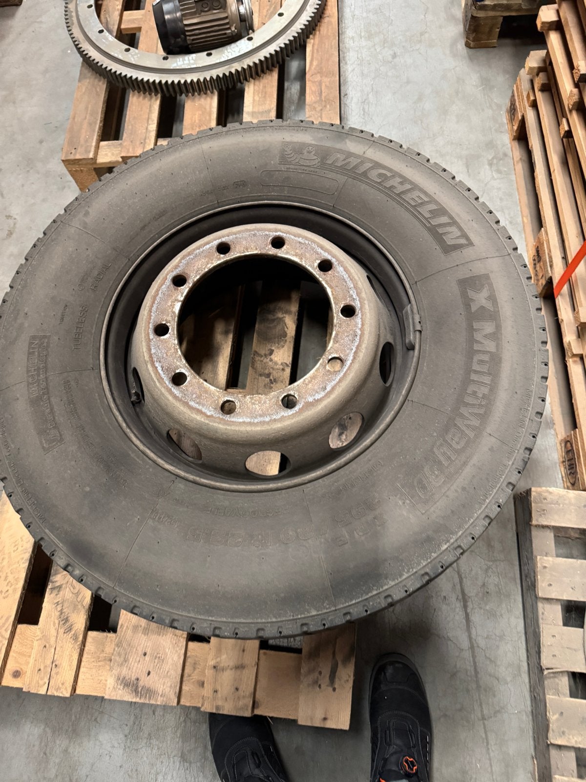 Te koop Vrachtwagenband met velg, Ophalen, Gebruikt