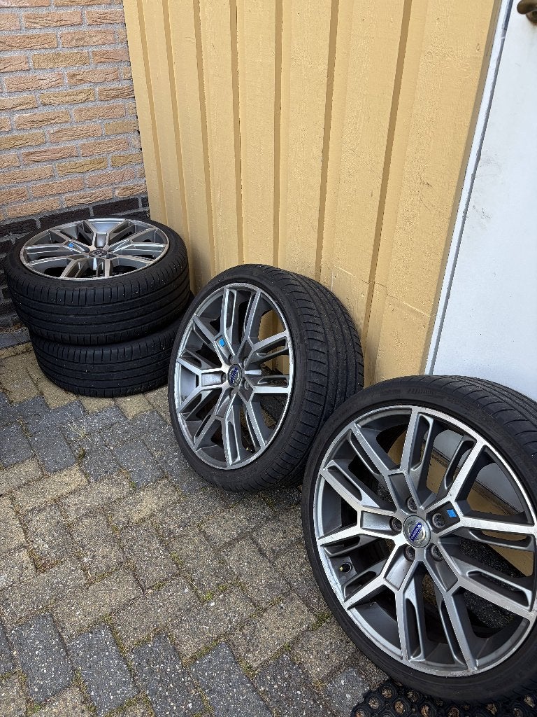Originele Volvo V40 Polestar 19 inch velgen Bridgestone, Auto-onderdelen, Banden en Velgen, Gebruikt, Banden en Velgen, 235 mm