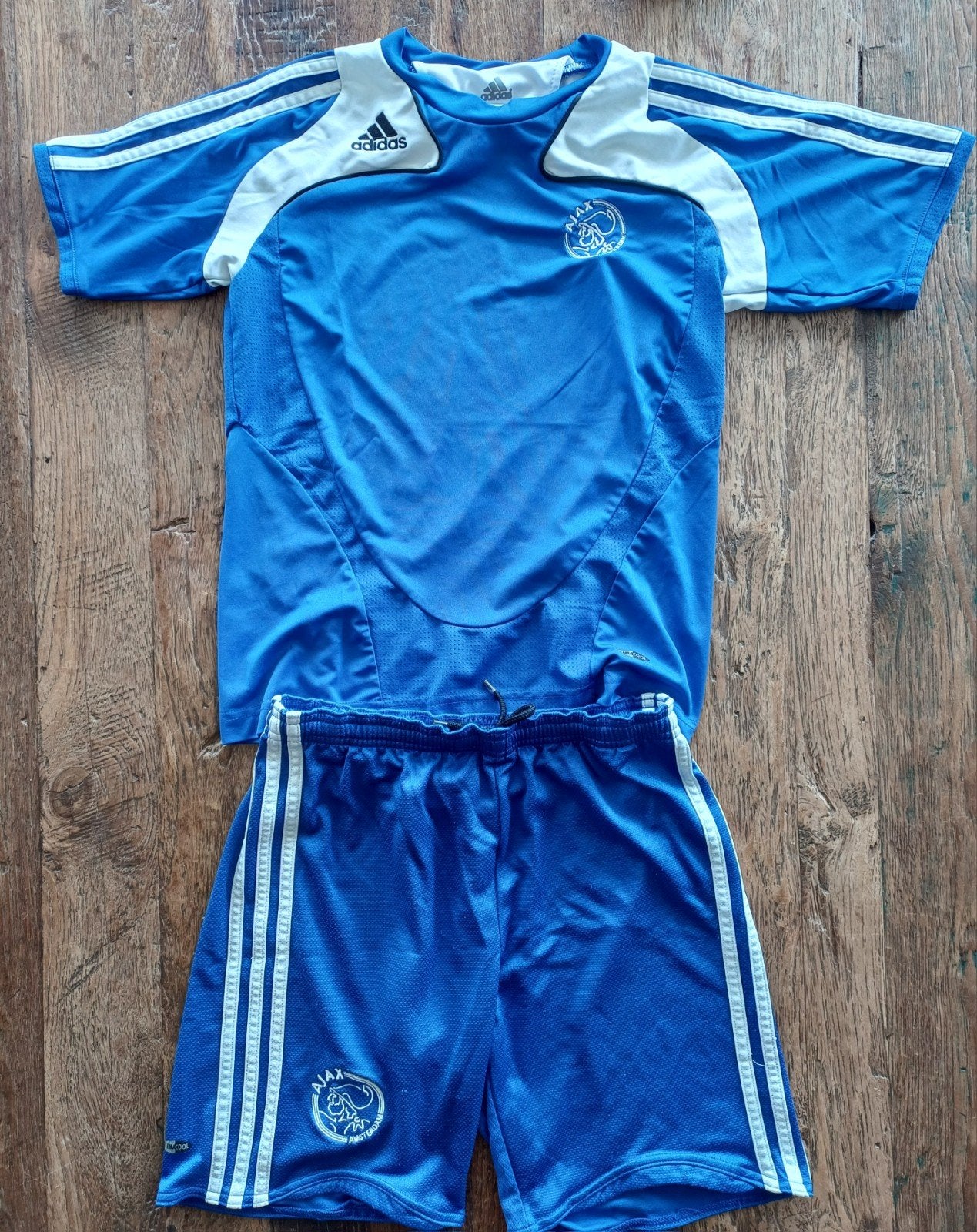 Ajax Voetbaltenue Shirt & Shorts maat 152 voor € 15, Kinderen en Baby's, Kinderkleding | Maat 152, Ophalen, Adidas, Jongen of Meisje