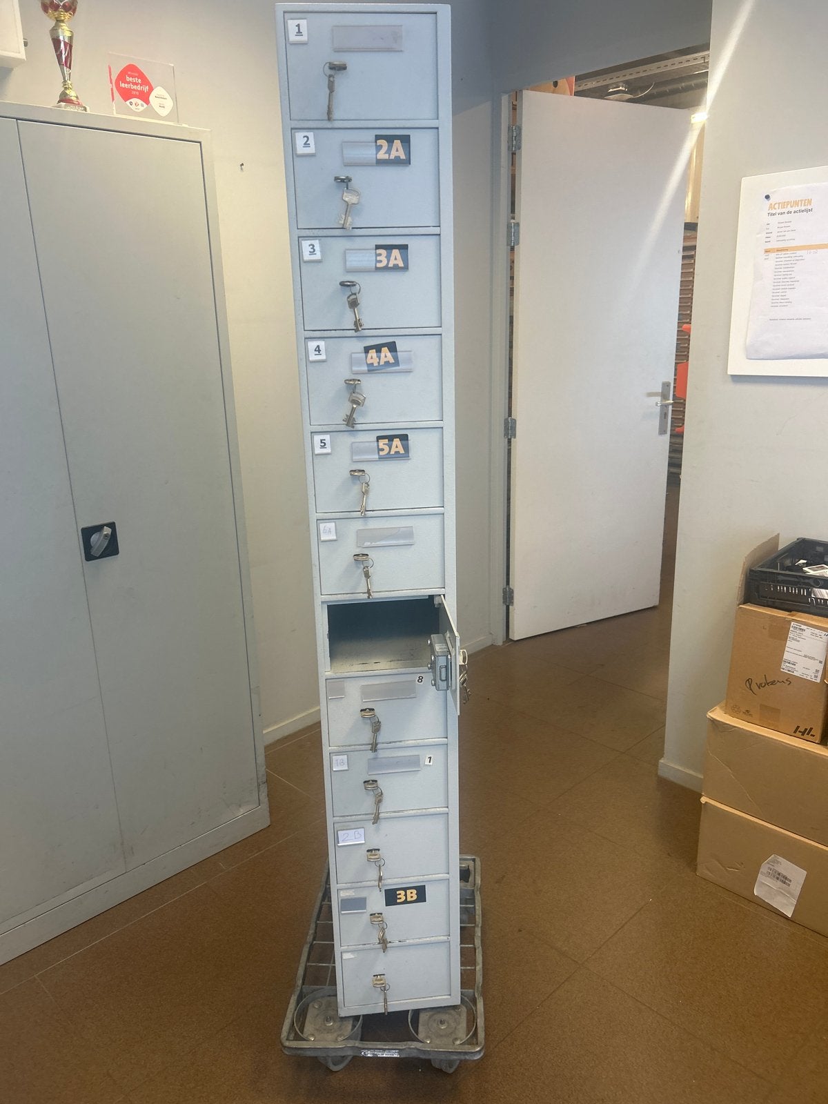 Metalen kluisjeskast met sleutels, 12 vakken, Ophalen, Gebruikt