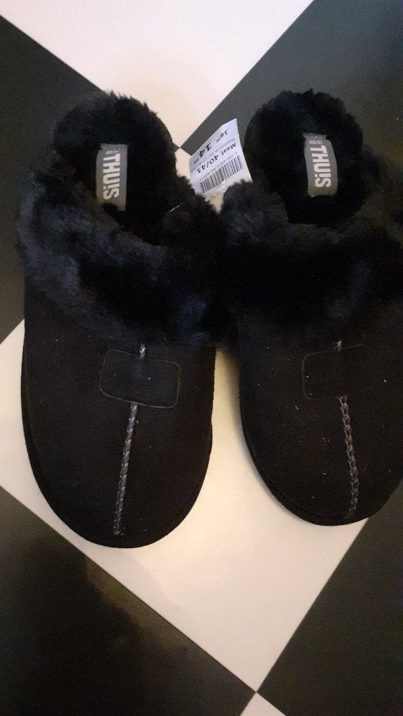 Zwarte pantoffels met bont, maat 40/41, THUIS, Zwart, Nieuw, Ophalen of Verzenden