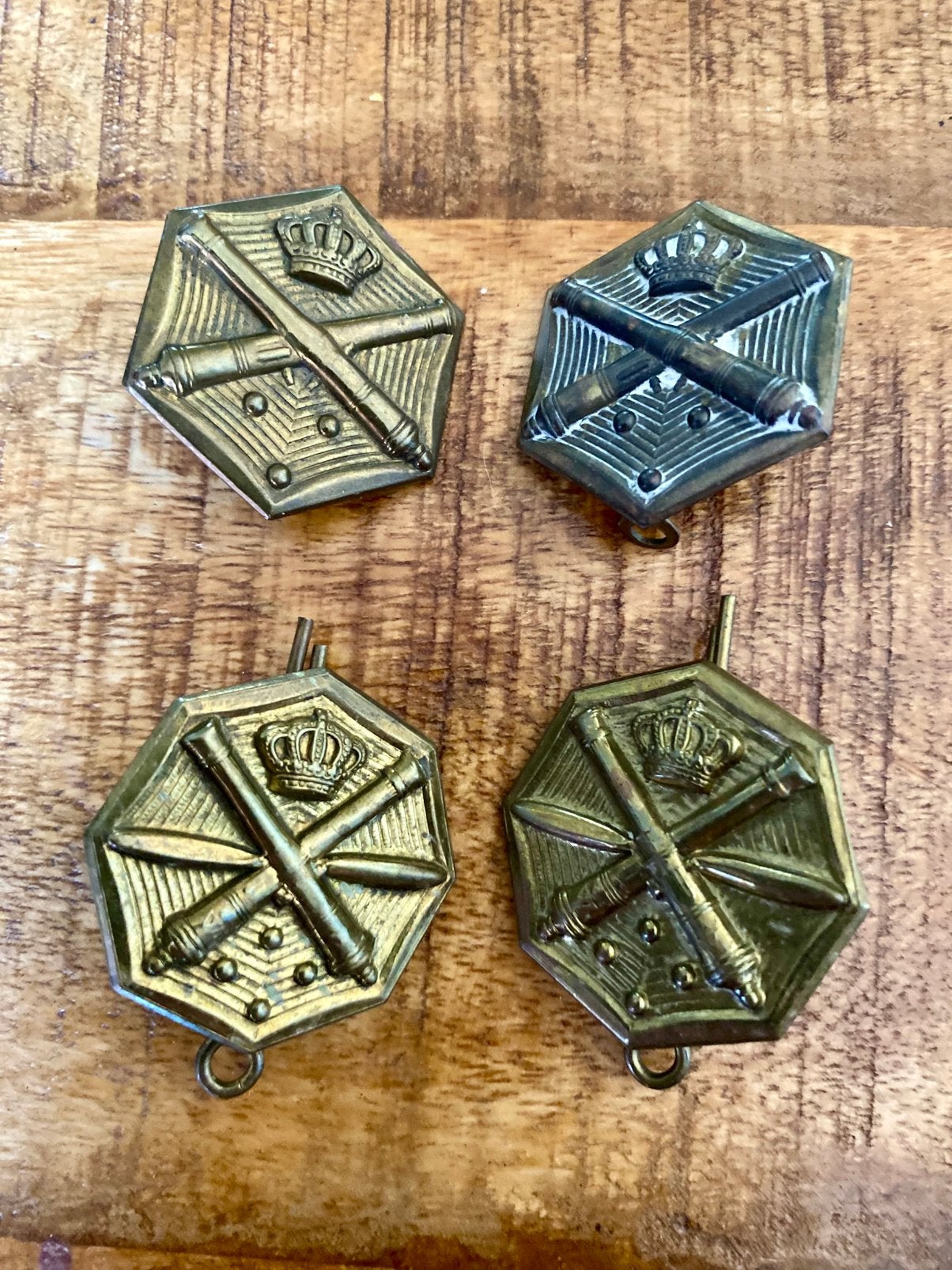 Twee setjes Nederlandse schouderemblemen artillerie jaren 50, Verzamelen, Verzenden, Landmacht, Nederland, Embleem of Badge