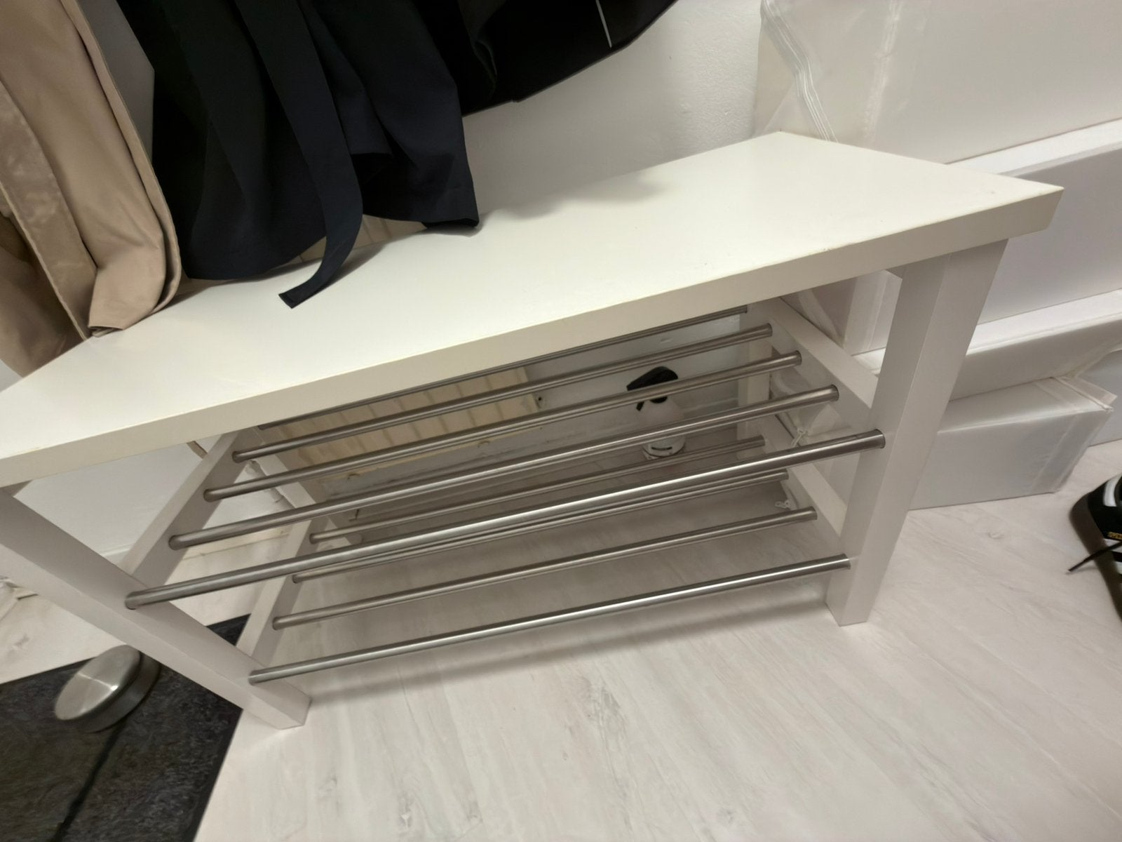 IKEA TJUSIG kapstok + bank/schoenenrek – wit, Huis en Inrichting, Ophalen, Zo goed als nieuw
