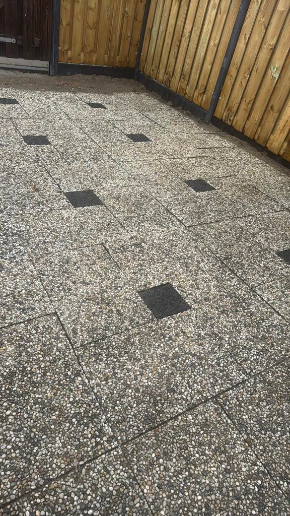 Gratis af te halen: Diverse grindtegels en zwarte tegels, Ophalen, Zo goed als nieuw, Beton, Terrastegels
