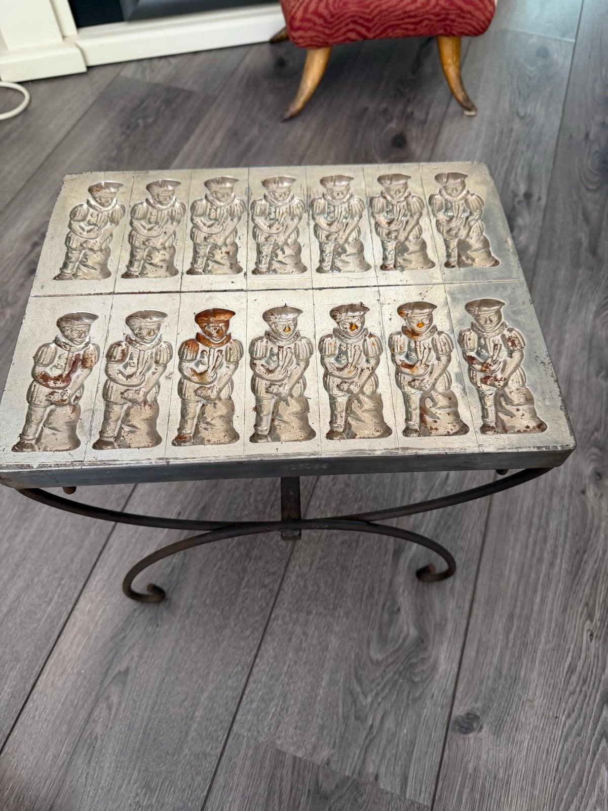 Antieke chocoladevormen tafel, Ophalen