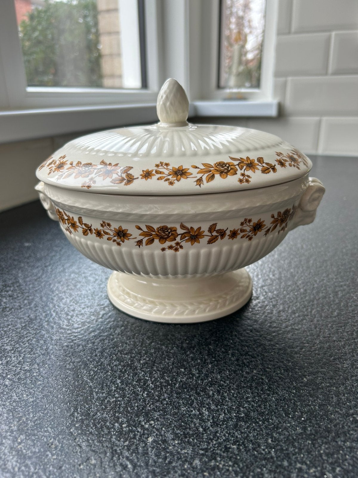 Wedgwood Radcliffe dekschaal 21 cm, Ophalen of Verzenden, Zo goed als nieuw, Porselein, Schaal of Schalen