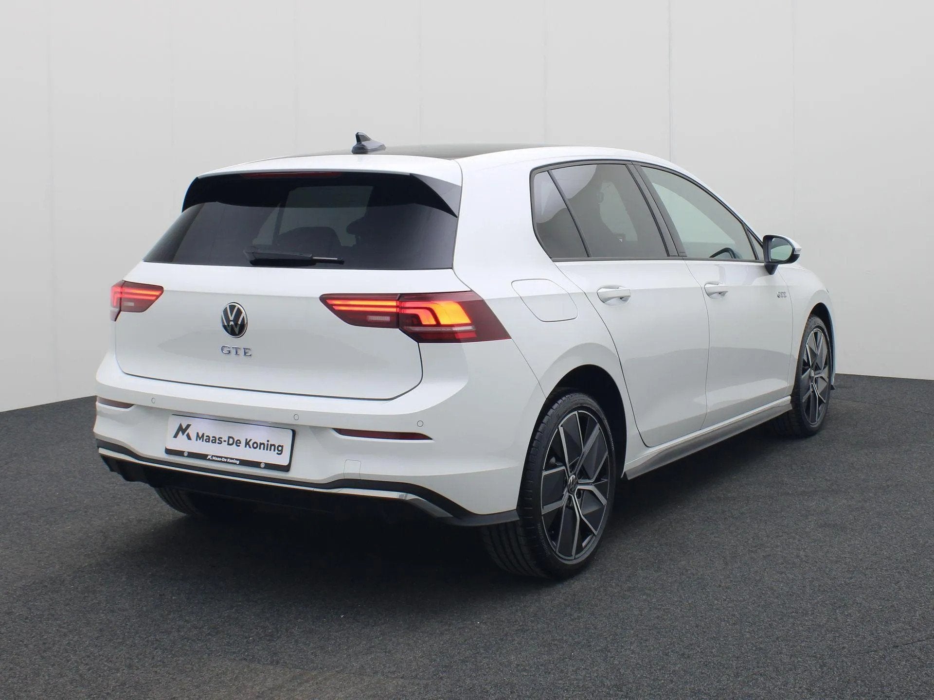 Volkswagen Golf 1.5eHybrid 200kW/272PK GTE (bj 2025), 4 cilinders, 250 km/l, Wit, Plug-in hybride