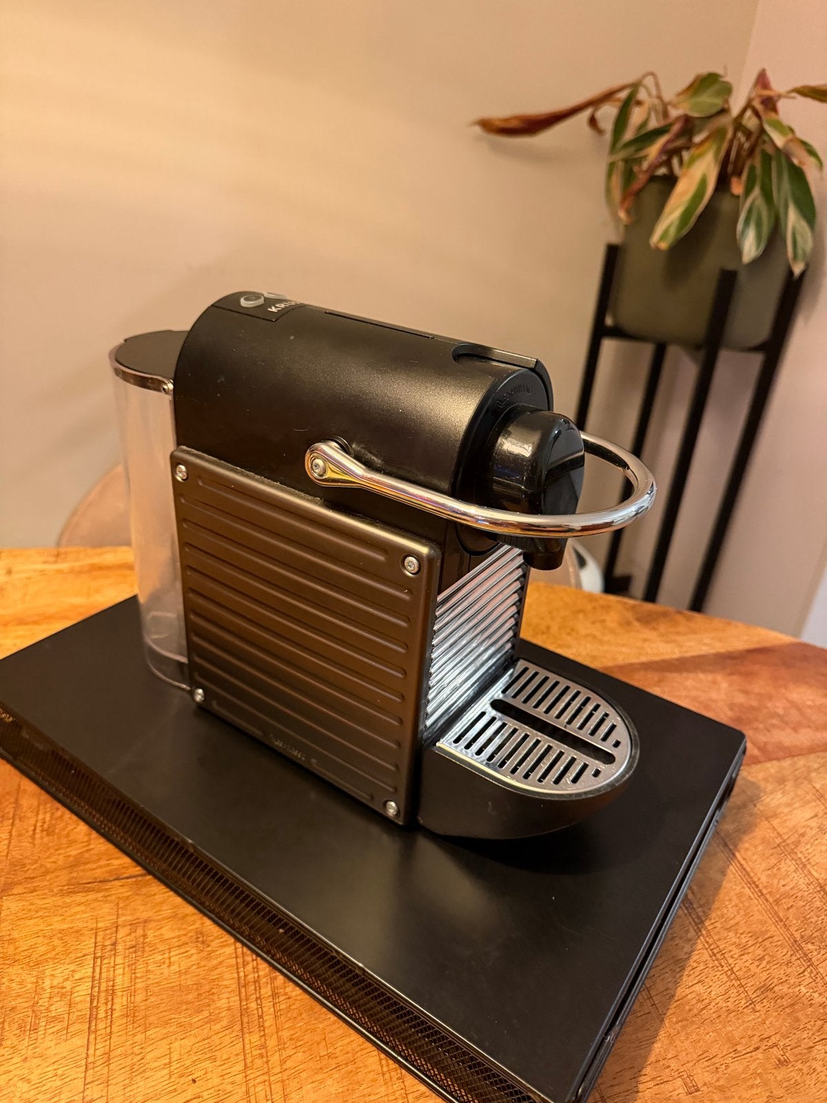 Krups Nespresso Pixie XN304T10 met koffiecup opberger, Gebruikt, Espresso apparaat, Ophalen of Verzenden, 1 kopje
