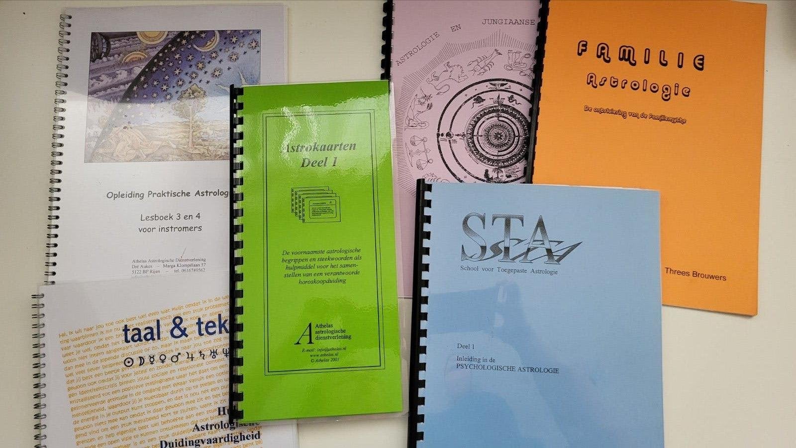 Diverse Astrologie Boeken en Cursusmateriaal, Ophalen of Verzenden, Zo goed als nieuw, Astrologie, Achtergrond en Informatie