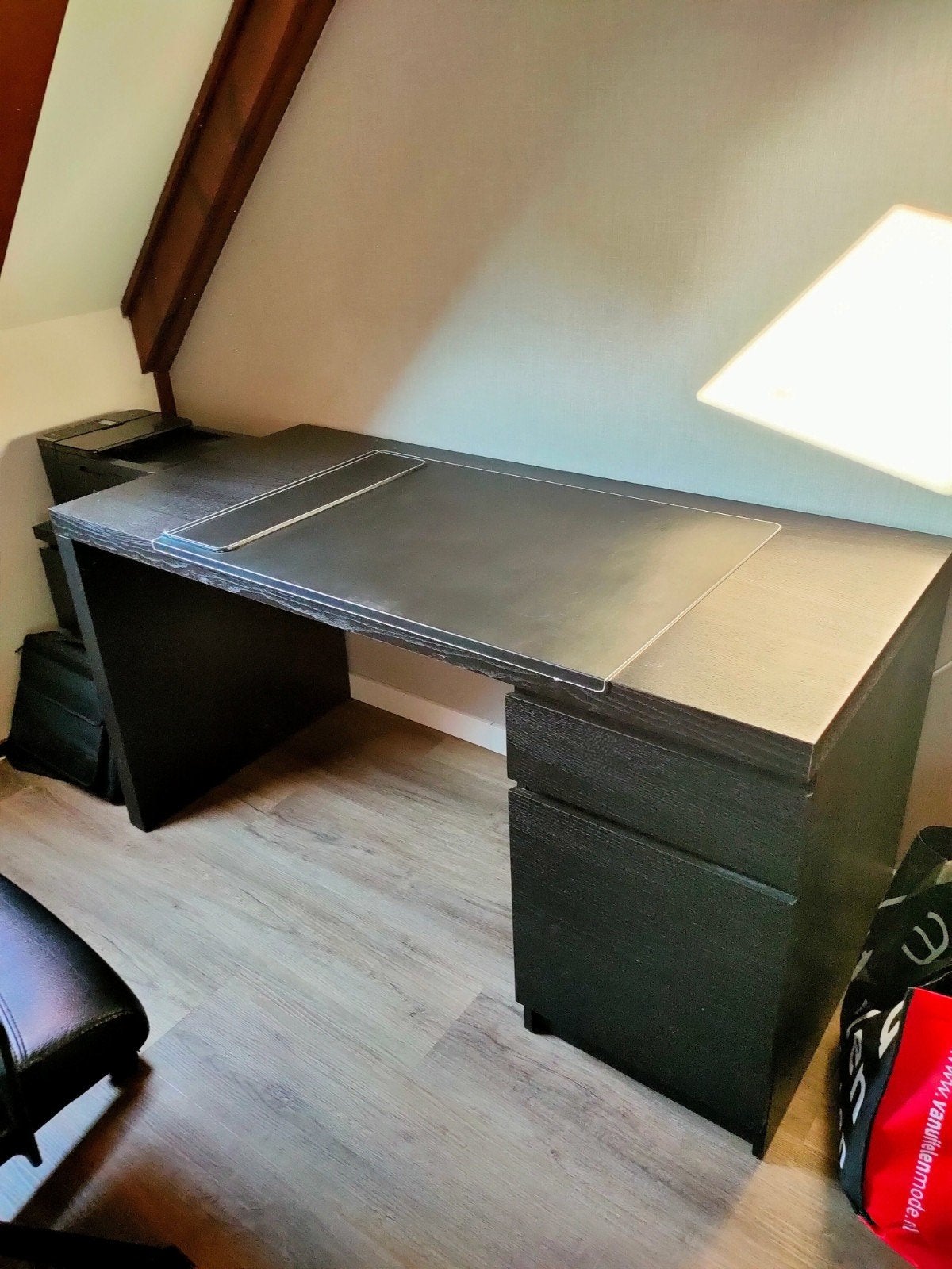 IKEA MALM bureau zwart/bruin met ladeblok en bureaumat, Ophalen, Gebruikt