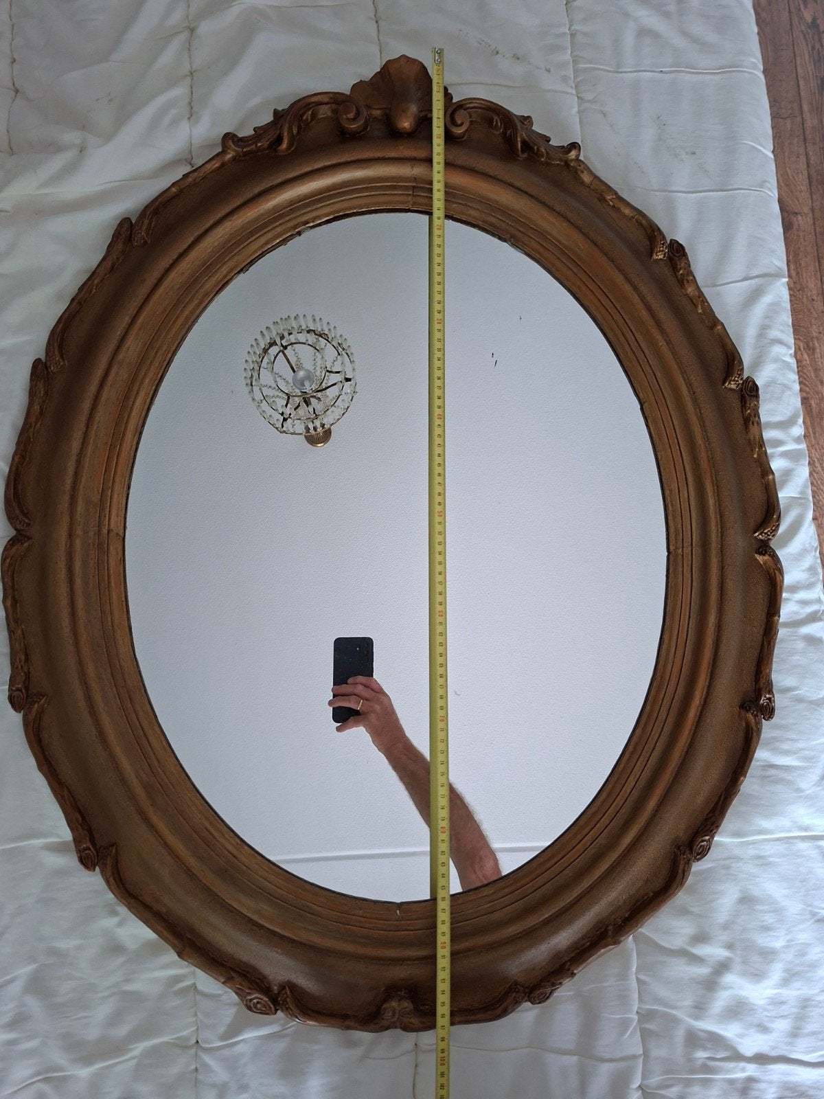 Grote ovale spiegel met sierlijke gouden lijst, Gebruikt, 100 tot 150 cm, Ophalen of Verzenden, Ovaal