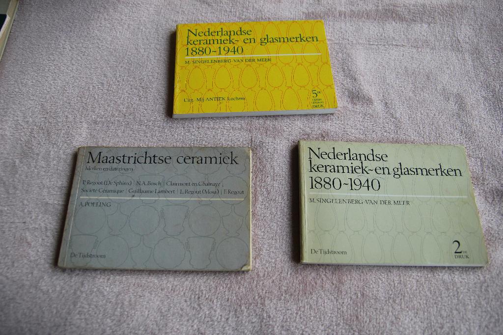 Nederl. Keramiek en glasmerken. Maastrichts Ceramiek, Boeken, Ophalen of Verzenden, Gelezen
