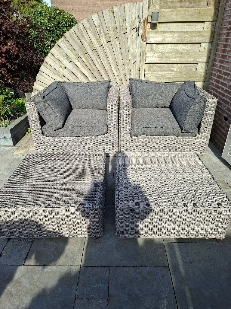 Loungestoelen met tafels