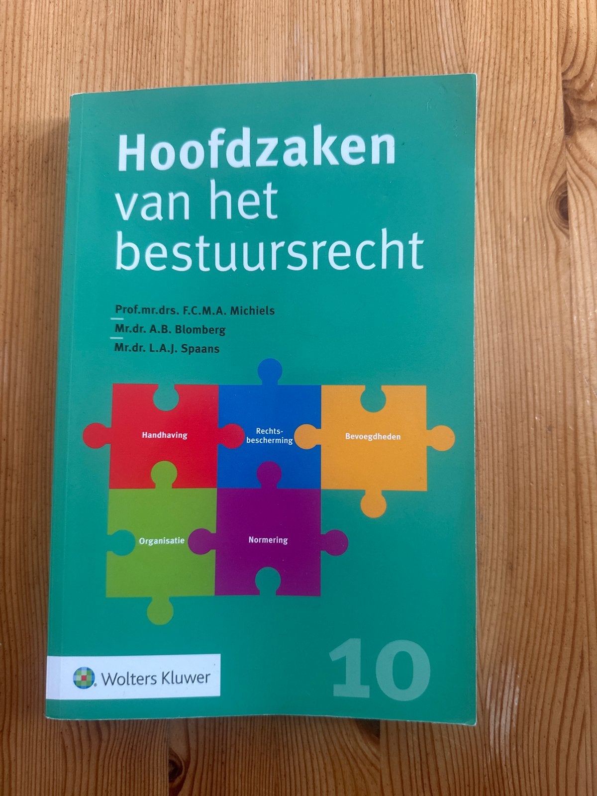 Hoofdzaken van het bestuursrecht - Wolters Kluwer, Ophalen of Verzenden, Gamma, Zo goed als nieuw, HBO