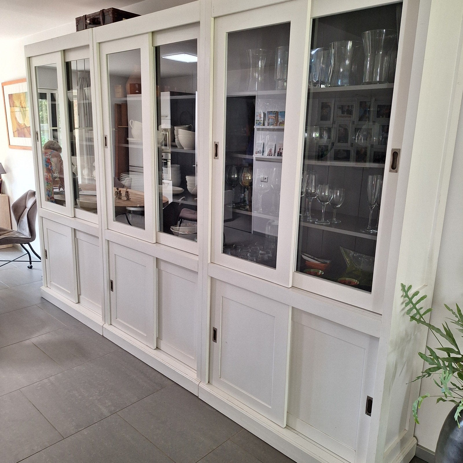 Grote witte vitrinekast met schuifdeuren, Ophalen, Glas, Modern landelijk, 200 cm of meer