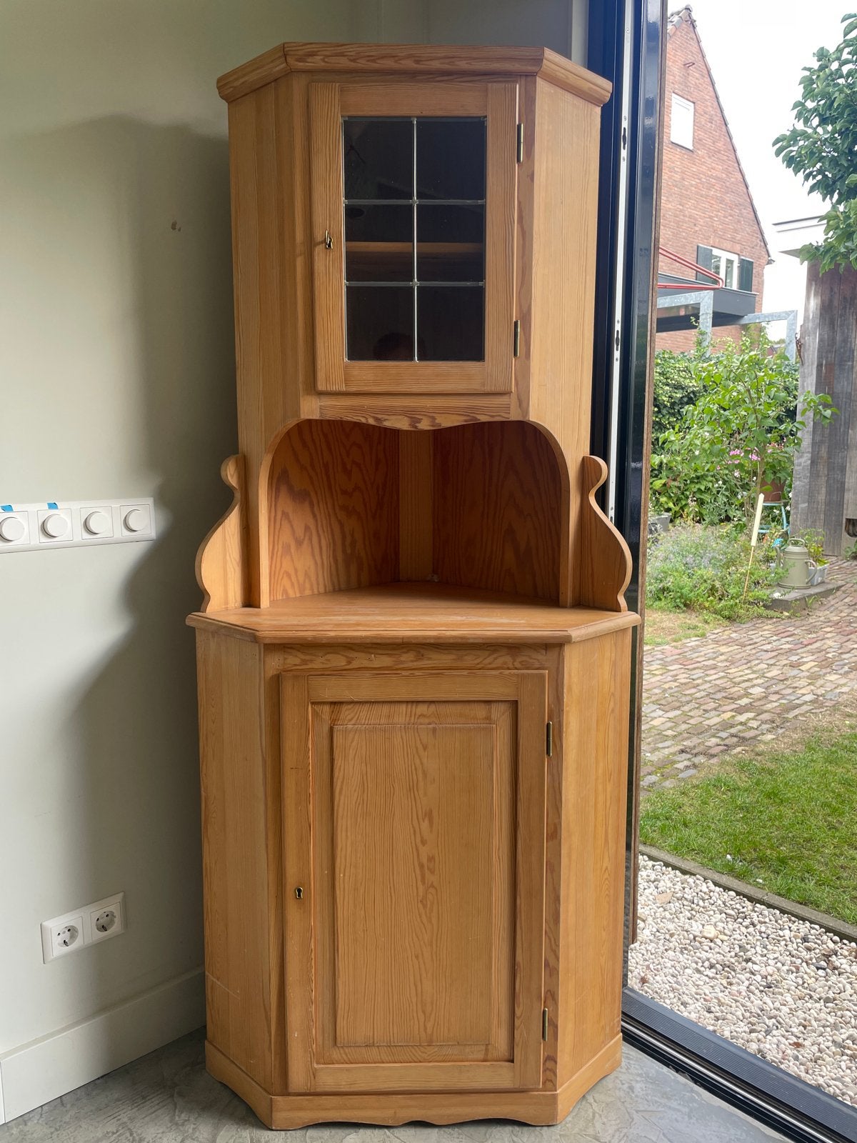 Grenen hoekkast met glazen en dichte deur, Huis en Inrichting, Kasten | Boekenkasten, Ophalen, Gebruikt, 50 tot 100 cm, 25 tot 50 cm