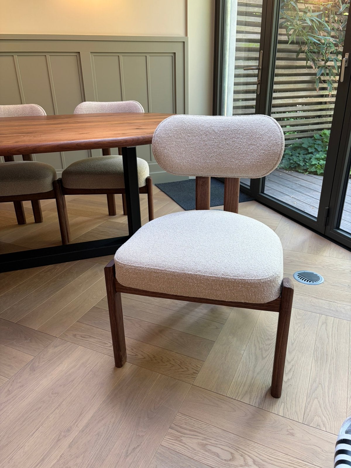 Nieuw Luxe Eetkamerstoelen walnoot/beige van €375 naar €175, Ophalen, Overige kleuren, Nieuw, Stof