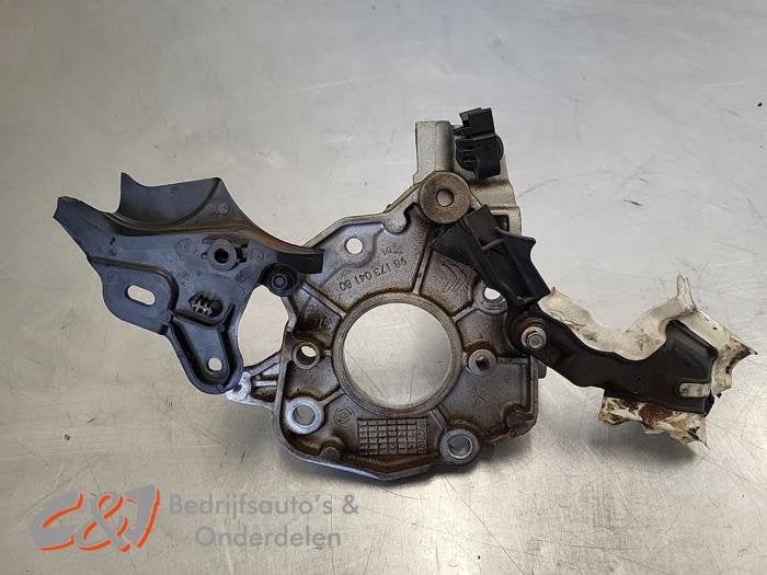Steun dieselpomp van een Peugeot Partner