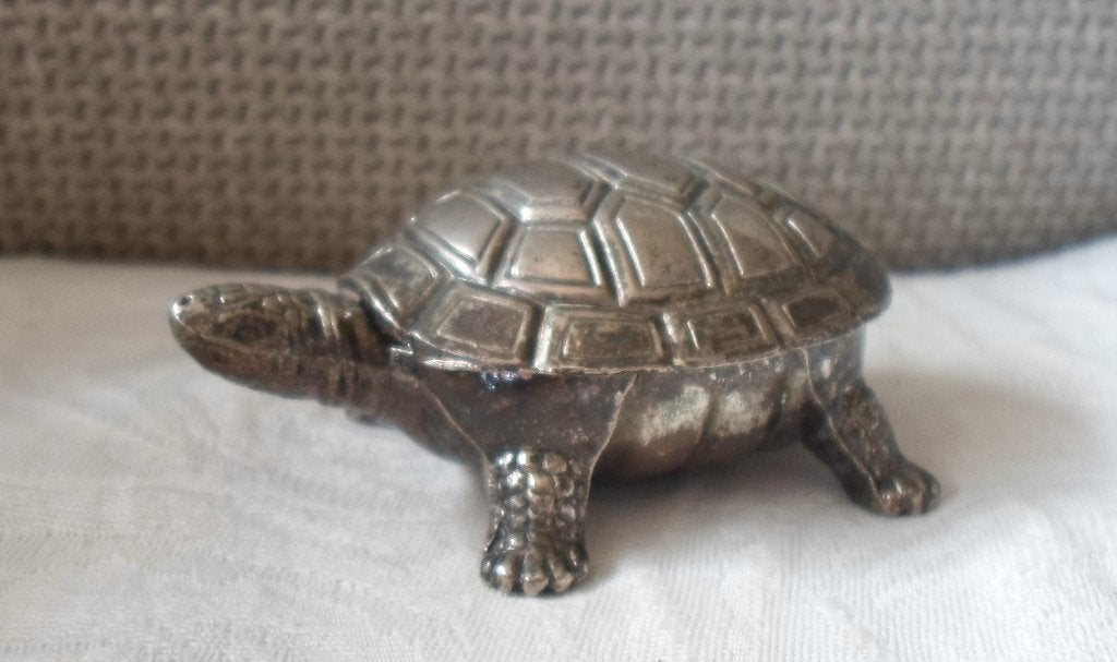 Metalen pillendoosje / Schildpad met tangetje.Jaren '50 - 70, Ophalen of Verzenden