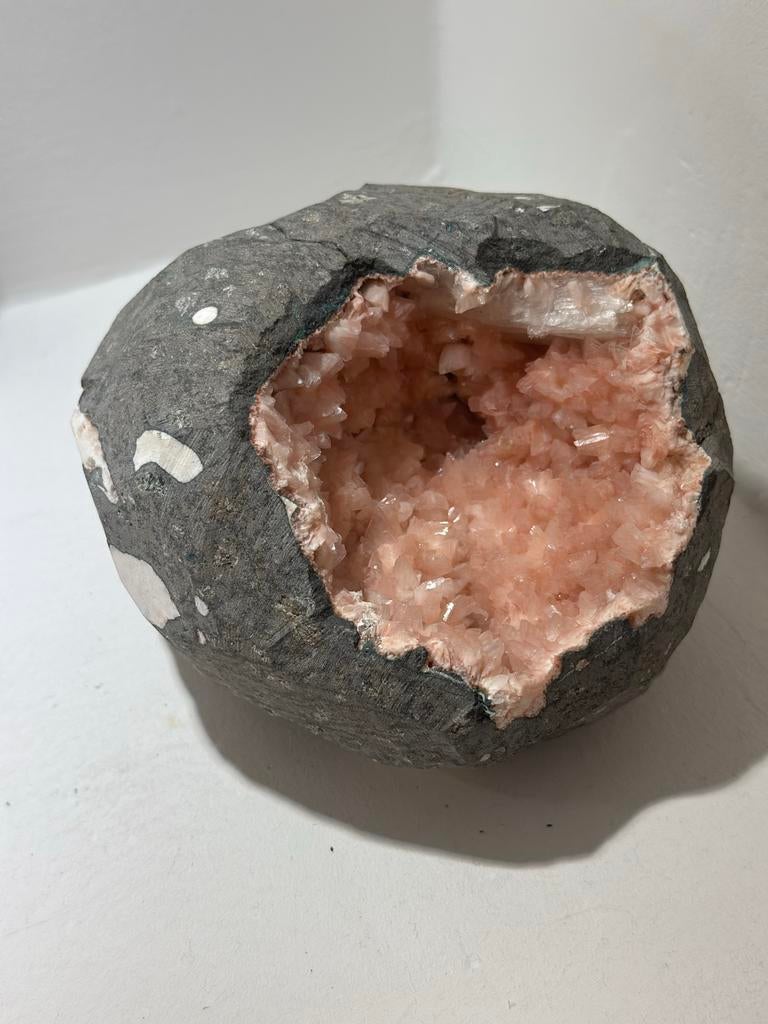 Heulandiet kristal geode - Prachtige roze mineralen, Ophalen of Verzenden, Nieuw