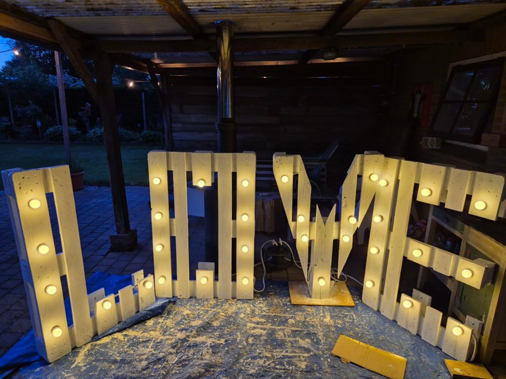 Pallet letters LOVE met prikkabel - Unieke decoratie, Ophalen of Verzenden, Gebruikt, Industrieel, Rustiek, Romantisch