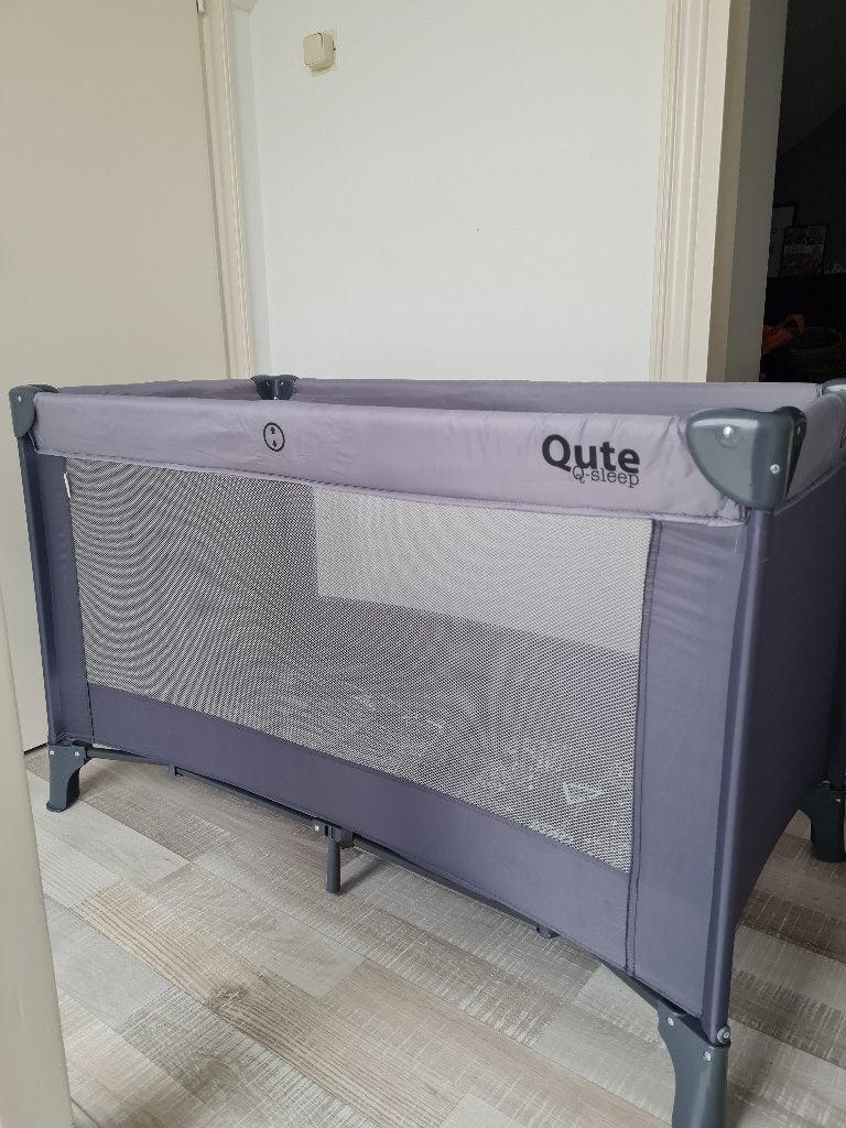 Campingbed + matras, Ophalen, Zo goed als nieuw, Reisbedje