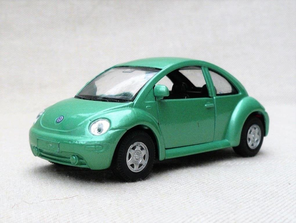 welly 9748. Volkswagen new beetle groen, 1/38., Ophalen of Verzenden, Zo goed als nieuw, Auto, Overige merken