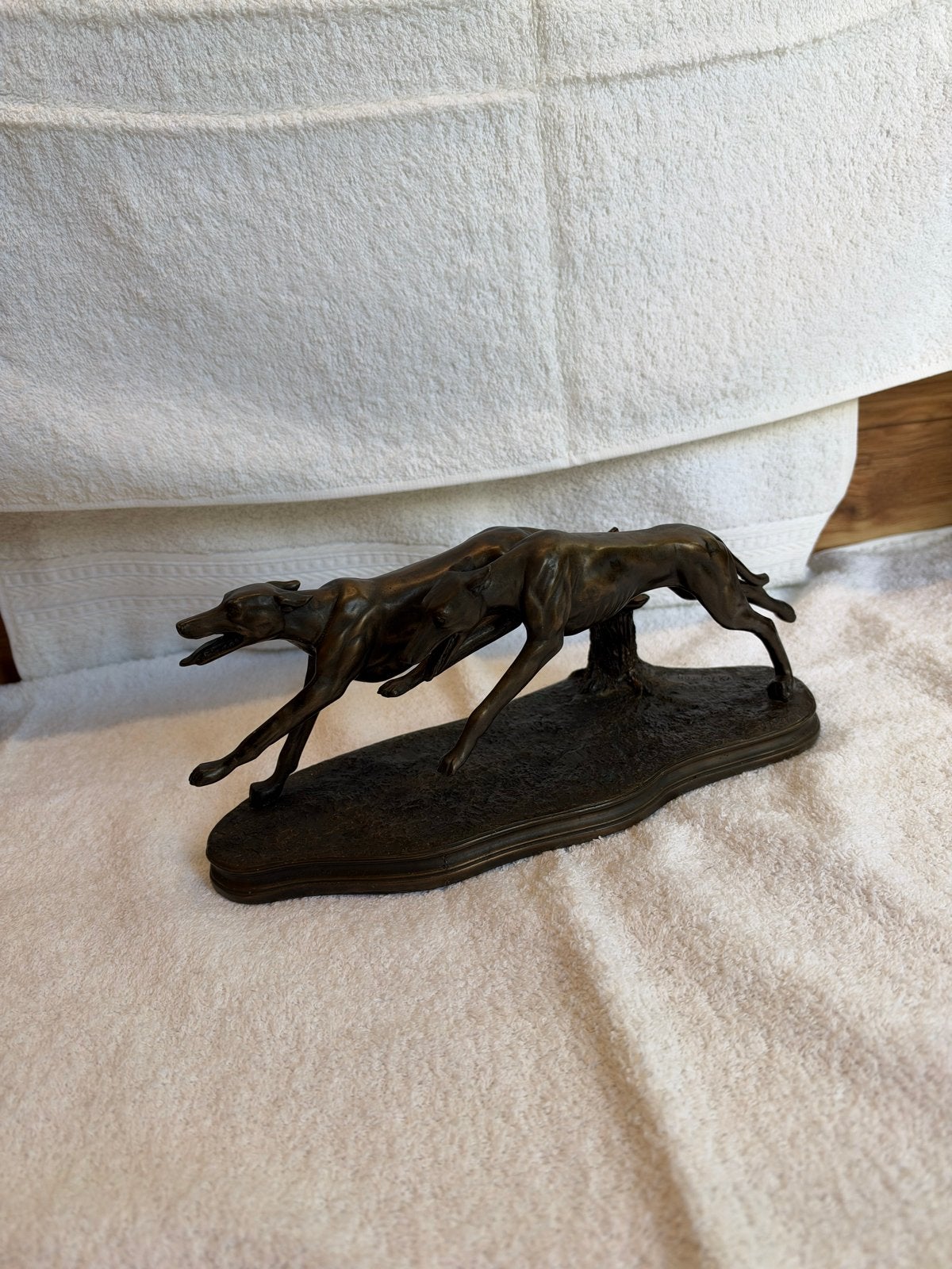 Bronzen beeld van rennende hazewindhonden, ca. 1970, Antiek en Kunst, Ophalen of Verzenden