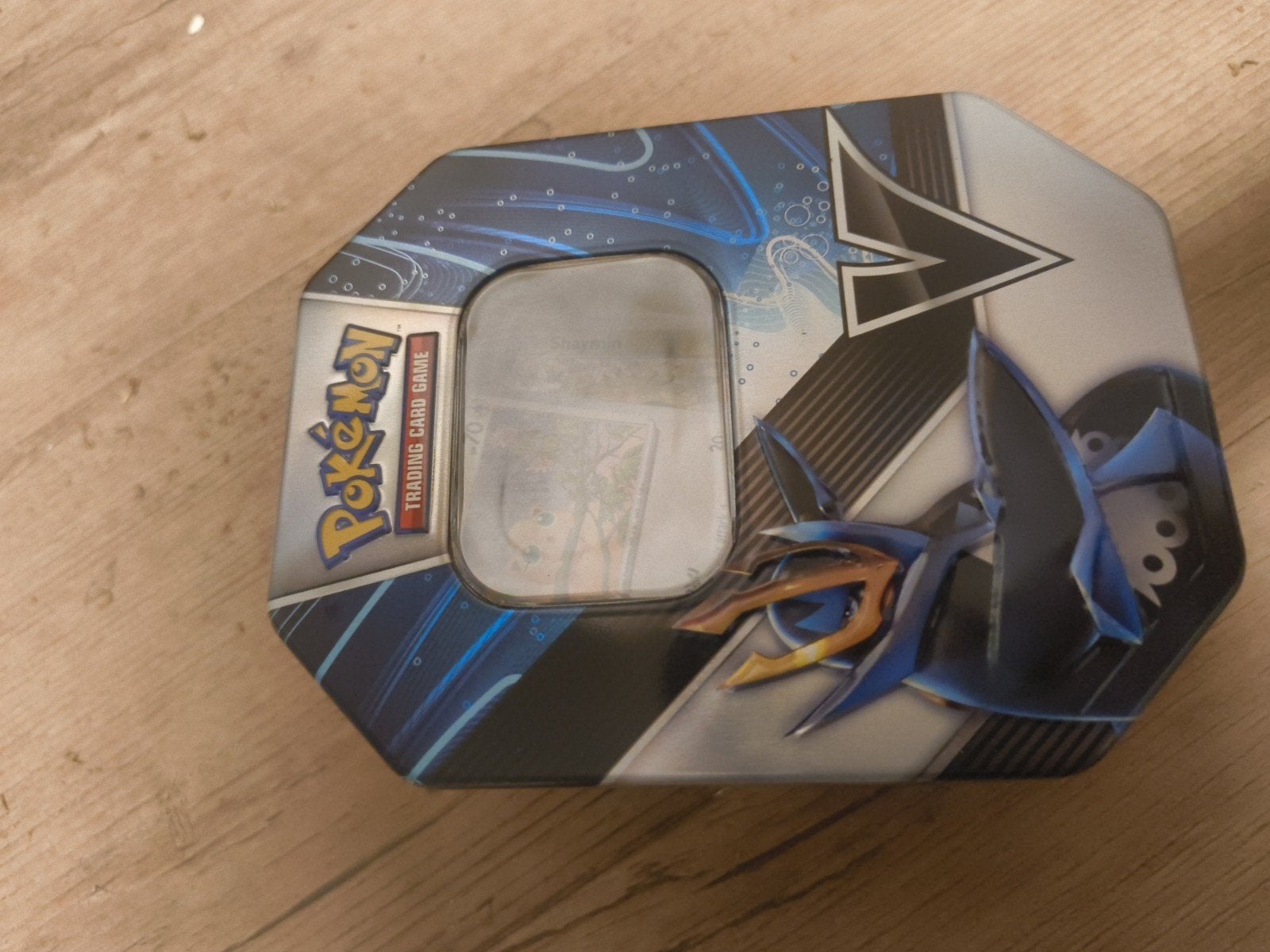 Pokémon tin met bulk kaarten, energy, trainers en 2 coins, Hobby en Vrije tijd, Ophalen
