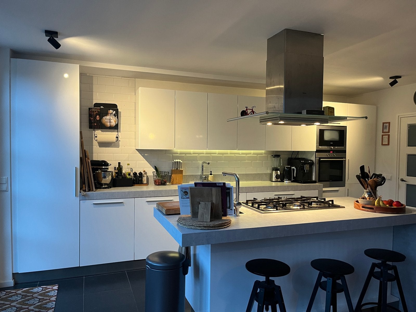 Moderne witte keuken met kookeiland, Ophalen, Gebruikt, Overige materialen, Wit