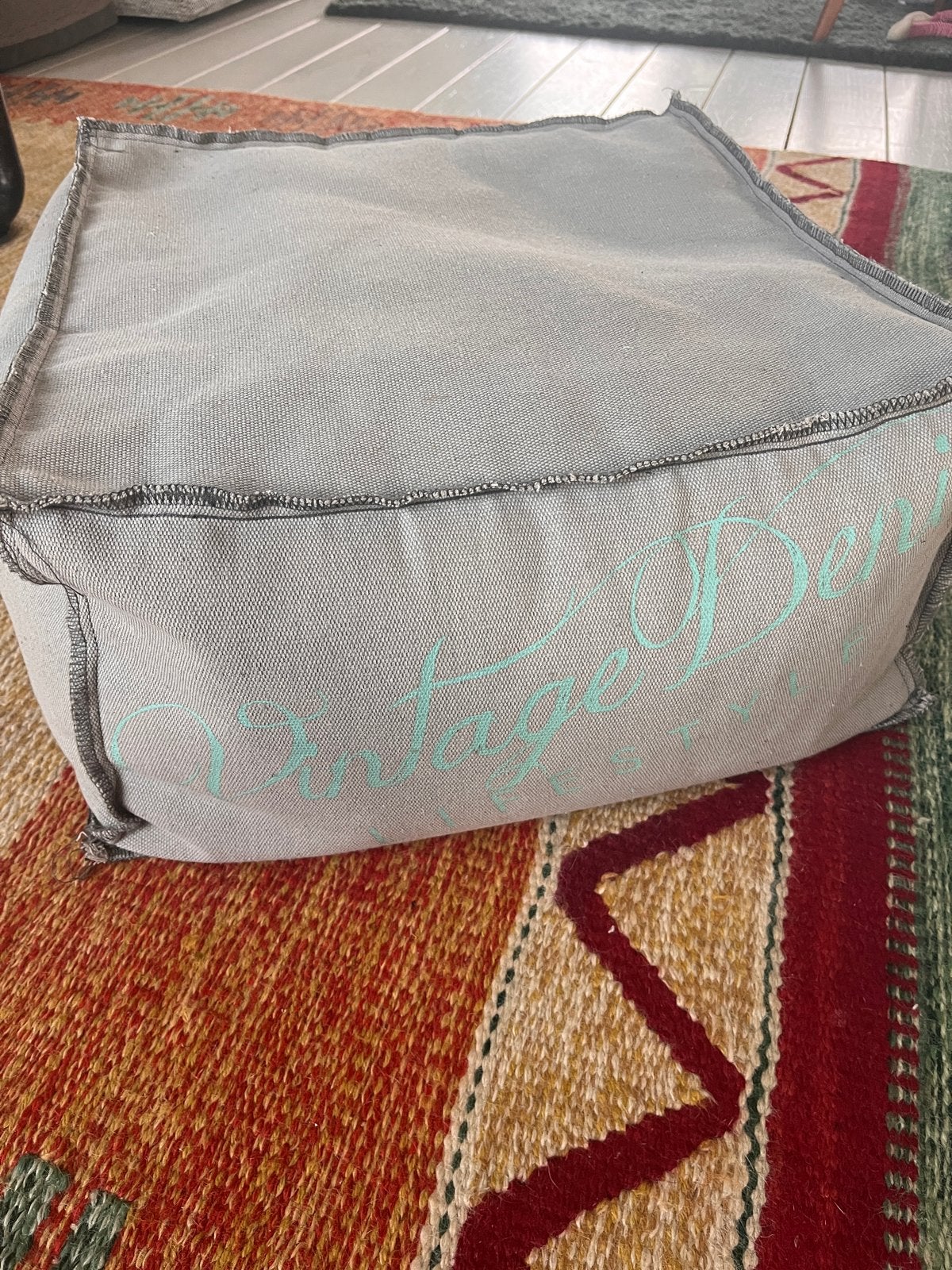 Grijze poef van stof, 'Vintage Denim' label, Minder dan 50 cm, Gebruikt, Vierkant, Ophalen of Verzenden