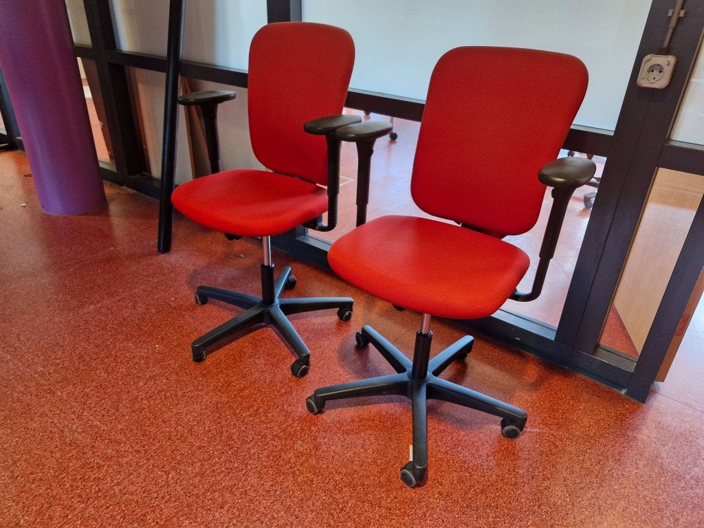 Ahrend 160 bureaustoelen, rood, degelijk, goed verstelbaar, Kofferen 60, 5492 BP Sint-Oedenrode, Ophalen of Verzenden, Zo goed als nieuw