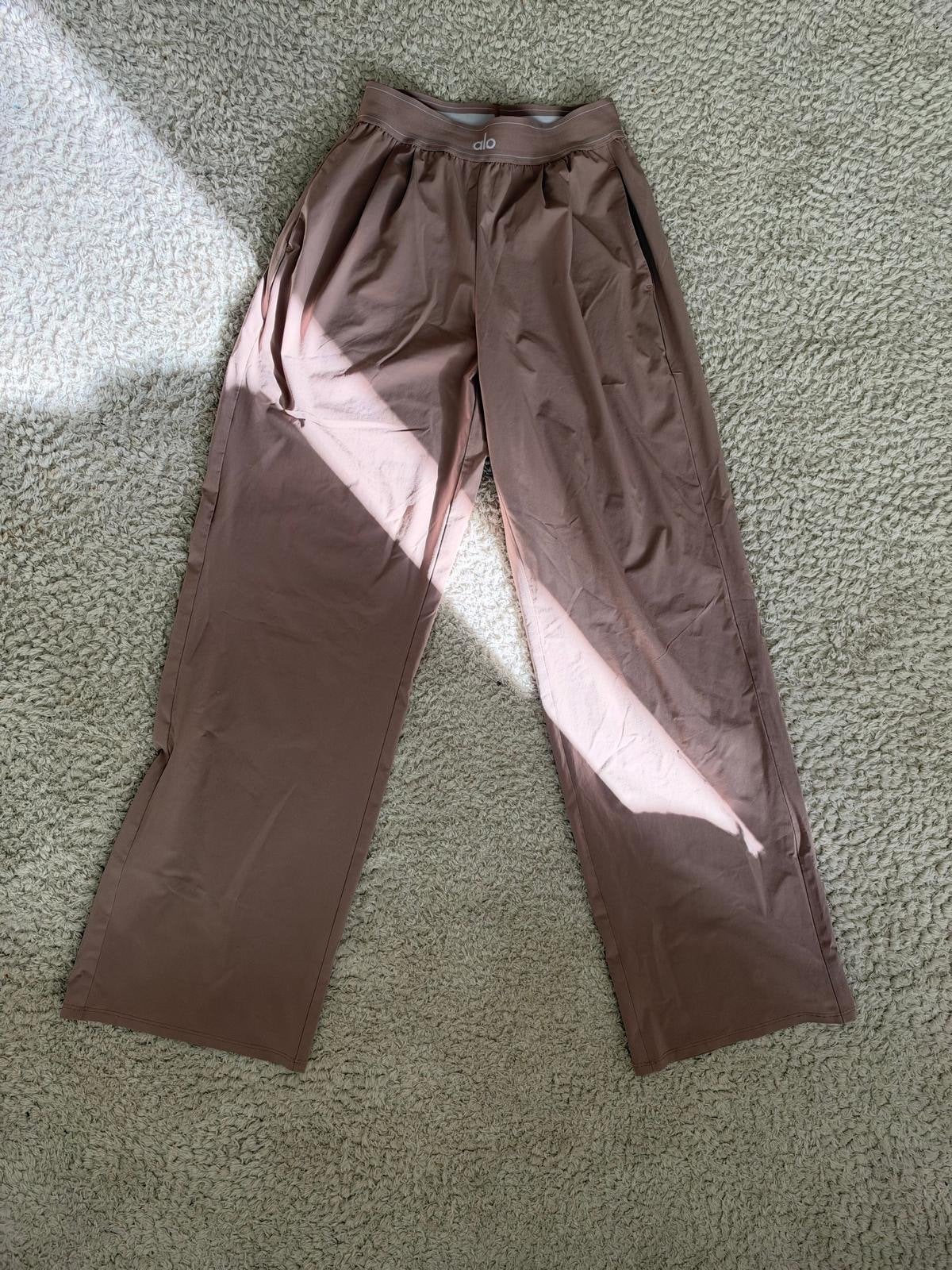 Alo Yoga Wide Leg Broek - XS/TP/ECH/PP, Bruin, Ophalen of Verzenden, Zo goed als nieuw, Maat 34 (XS) of kleiner