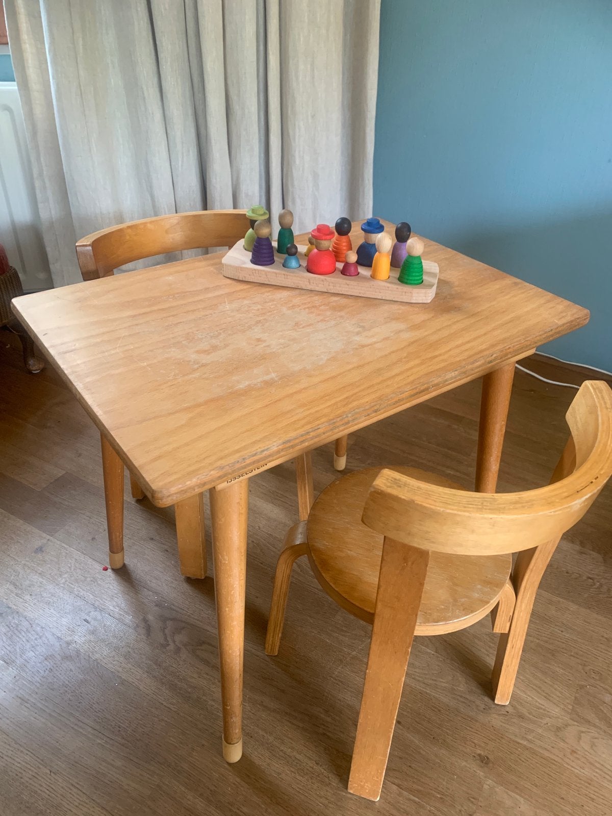 Leuke kindertafel met twee stoeltjes (Schilte), Kinderen en Baby's, Kinderkamer | Tafels en Stoelen, Ophalen, Gebruikt, Tafel(s) en Stoel(en)