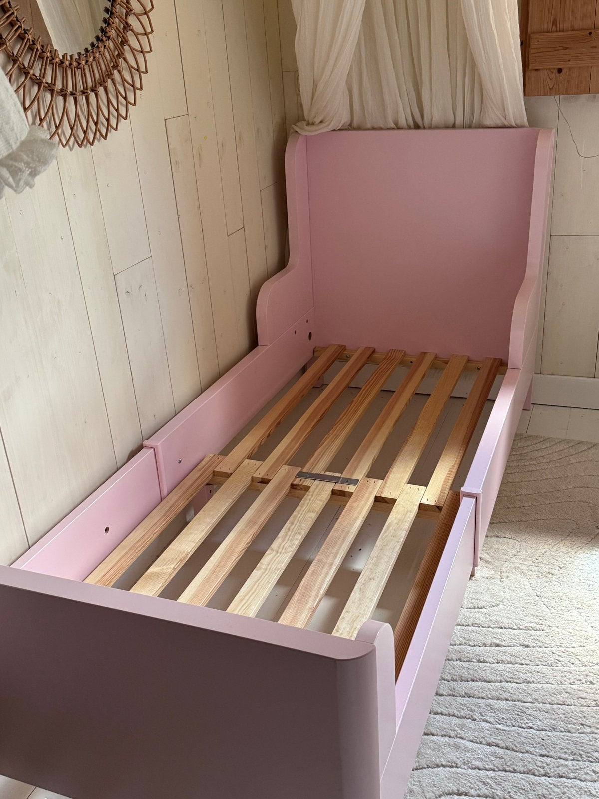 Roze kinderbed met lattenbodem, Verstelbaar, 90 cm, Ophalen of Verzenden, Zo goed als nieuw