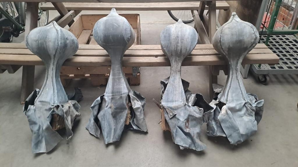 4 Antieke ornamenten dak stadhuis, Antiek en Kunst, Kunst | Beelden en Houtsnijwerken, Overige typen, Overige materialen, Overige onderwerpen