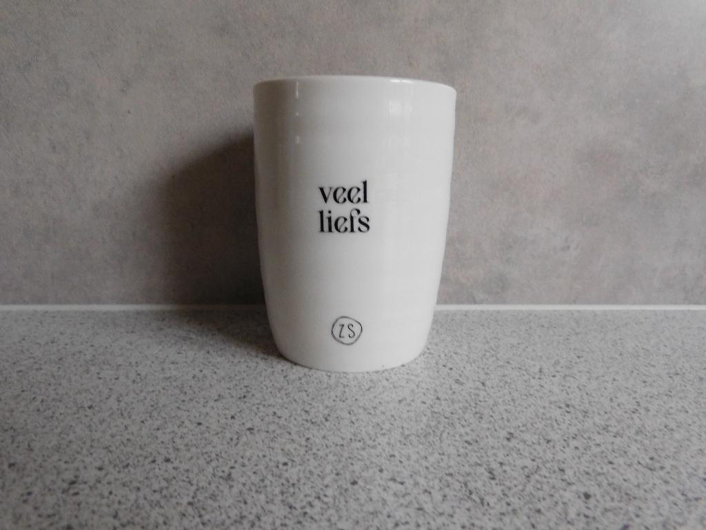 Mok 180 ml. 9,5x8 cm. veel liefs Zusss, Ophalen of Verzenden, Zo goed als nieuw, Overige stijlen, Kop(pen) en/of Schotel(s)